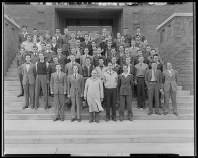 ASME (American Society of Mechanical Engineering), (1942                             Kentuckian) (University of Kentucky); exterior of unidentified building,                             group portrait