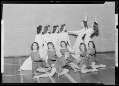 Tau Sigma, (1943 Kentuckian) (University of Kentucky); modern                             dance club; Women's Gym (Gymnasium); interior; group                             portrait