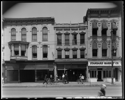 Mrs. George D. Kelley ; Veach & Prewitt, 337 West Main;                             Standard Market ; Rich-Lee Beauty School, 343 West Main; front exterior                             of buildings