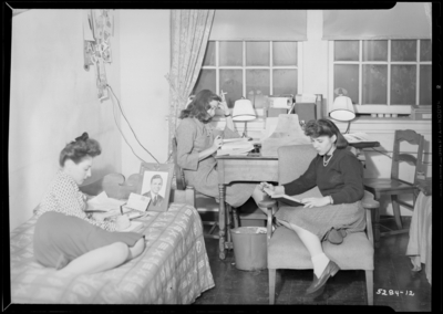 Features, (Kentuckian) (University of Kentucky); interior; group                             of women gathered in a dorm (dormitory) room
