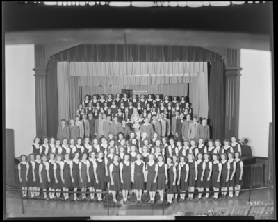 St. Catherine's Academy (Sisters of Charity of Nazareth),                             240 North Limestone; interior; students, group portrait