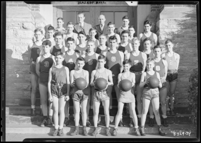 Basketball Team, Garth High School (Georgetown); exterior; group                             portrait