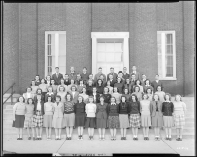 Georgetown College; Freshman Class; exterior; group                             portrait