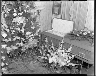 Minnie Hutchins; corpse; open casket surrounded by                             flowers