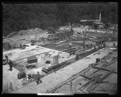 Kentucky Utilities Power Plant (Tyrone, Kentucky); Bates                             & Rogers Construction Company; site under                             construction