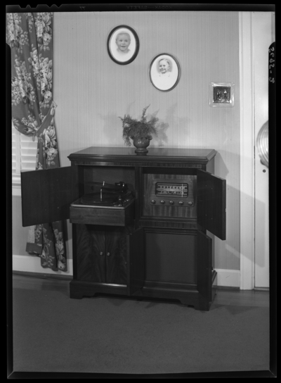 Southern Radio Service company; Mrs. L. Owens, 230 Cochran;                             interior; radio