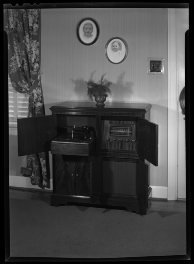 Southern Radio Service company; Mrs. L. Owens, 230 Cochran;                             interior; radio