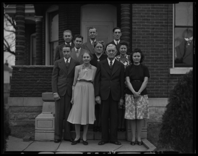 Mr. Lloyd & family; Magoffin & Shelby; exterior;                             group portrait