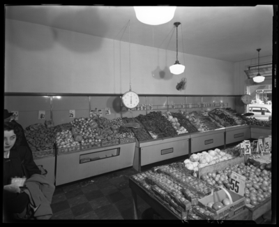 Piggly-Wiggly (133 North Broadway and Short Street); interior;                             produce