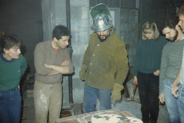 Jack Gron instructing five students in the University of Kentucky foundry. The photograph was taken by Zig Gierlach