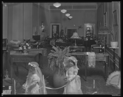 Singer Sewing Machine Company, 257 West Short; interior (showroom)