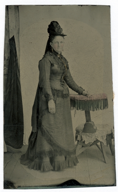 Hand-colored portrait of an unidentified woman