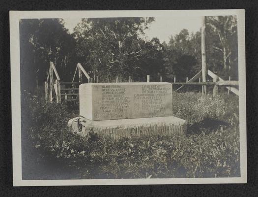 Monument to Daniel Boone and family