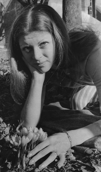 Spoerl, Pam, a junior at the University of Kentucky, pictured on Bob-O-Link Drive, photograph by Martin Jesse