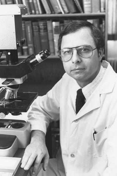 Swerczek, Tom, Professor of Animal Pathology, photographer: Photographic Services: Negative File: Regular Series # 19605