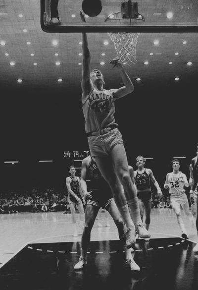 Basketball game action, UK versus Vanderbilt; Kent Hollenbeck (32) watches Dan Issel (44) score