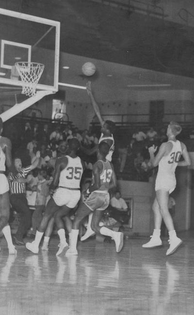 Unidentified UK basketball players during Blue and White game; Lexington Herald-Leader staff photo