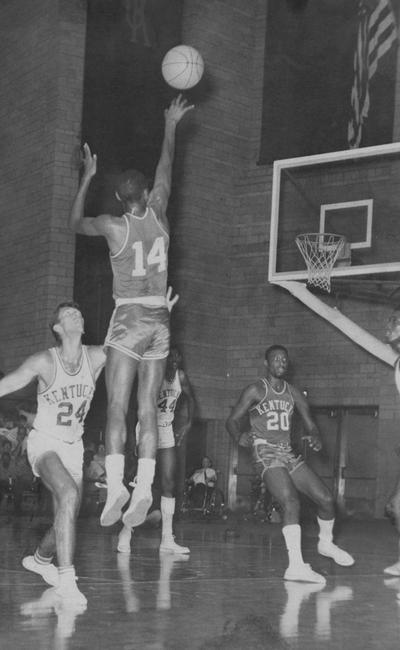 Unidentified UK basketball players during Blue and White game; Lexington Herald-Leader staff photo