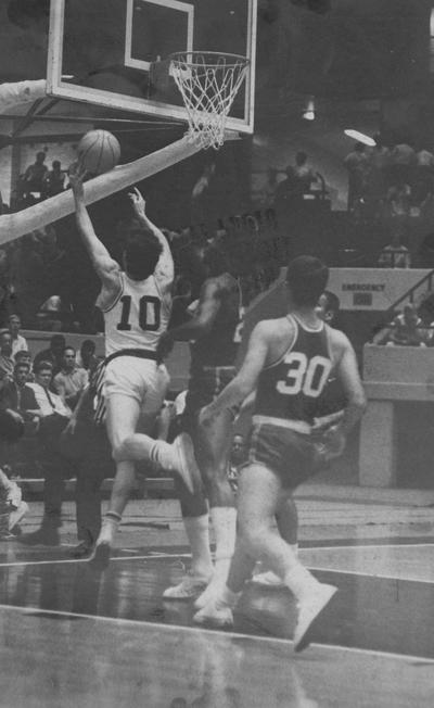 Unidentified UK basketball players during Blue and White game; Lexington Herald-Leader staff photo