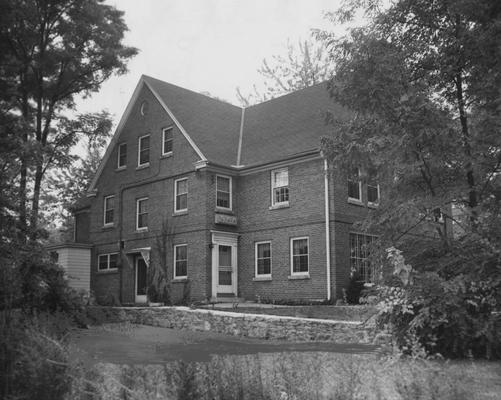 The side of the Delta Delta Delta house. Photographer: Mack Hughes