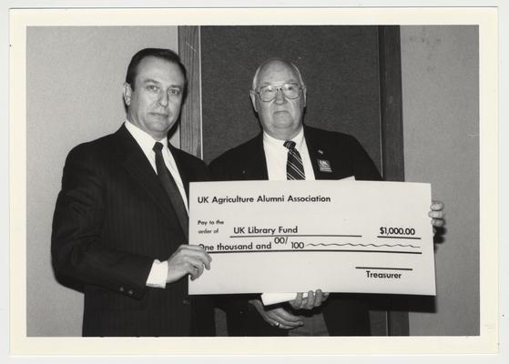 President Wethington (right) and the President of the College of Agriculture Alumni Association.  The UK Agriculture Alumni Association gave one thousand dollars to the UK Library fund