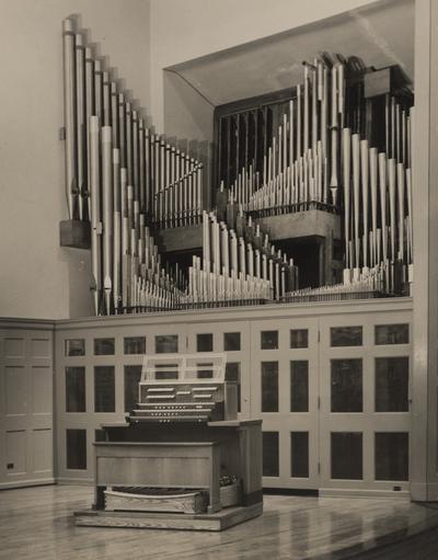 An organ in Memorial Hall