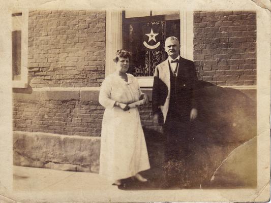 Thomas N. Arthur and wife, Frankie Bond Arthur, in front of Mary Tod Lincoln house