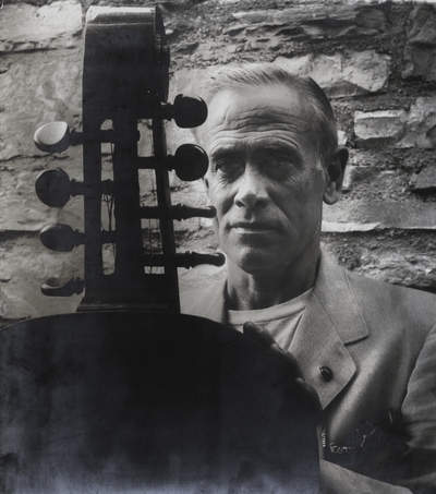 John Jacob Niles posed with dulcimer; Boot Hill Farm; Van Coke