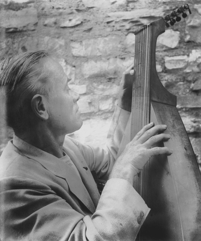 John Jacob Niles posed with dulcimer; Boot Hill Farm; Van Coke