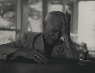 John Jacob Niles posed with dulcimer; Boot Hill Farm; John Bell, New York