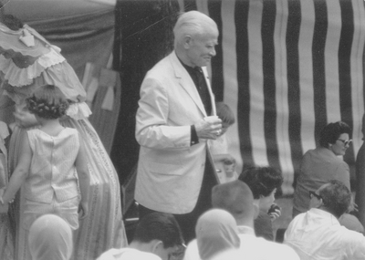 Performance by John Jacob Niles at Outdoor Folk Festival; Cincinnati, Ohio; Grauman Marks