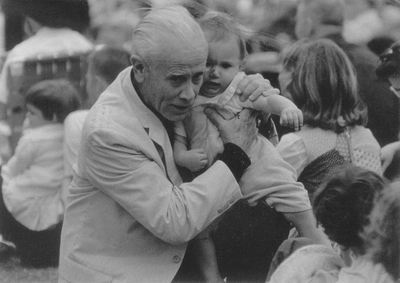 Performance by John Jacob Niles at Outdoor Folk Festival; Cincinnati, Ohio; Grauman Marks