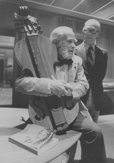 John Jacob Niles with dulcimer and unidentified man after concert in King Library North; University of Kentucky; Lexington, KY