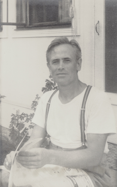 John Jacob Niles in front of Gunnison pre-fab house; Boot Hill Farm