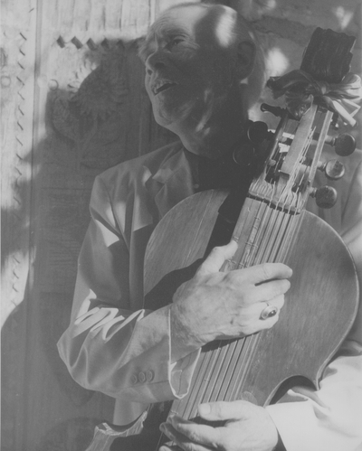 John Jacob Niles posed with dulcimer; Boot Hill Farm; John Bell, New York