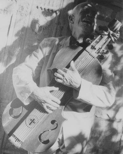 John Jacob Niles posed with dulcimer; Boot Hill Farm; John Bell, New York