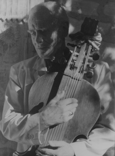 John Jacob Niles posed with dulcimer; Boot Hill Farm; John Bell, New York