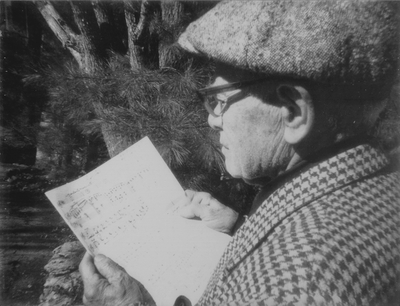 John Jacob Niles posed with dulcimer; Boot Hill Farm; Eugene Meatyard