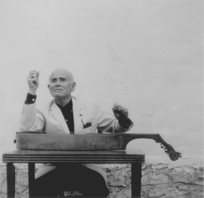 John Jacob Niles posed with dulcimer; Boot Hill Farm; Eugene Meatyard