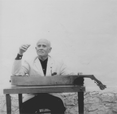 John Jacob Niles posed with dulcimer; Boot Hill Farm; Eugene Meatyard