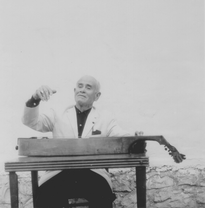 John Jacob Niles posed with dulcimer; Boot Hill Farm; Eugene Meatyard