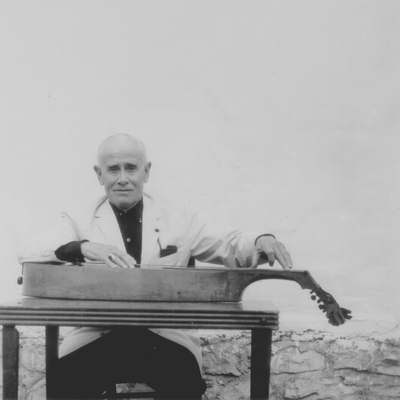 John Jacob Niles posed with dulcimer; Boot Hill Farm; Eugene Meatyard