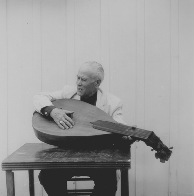 John Jacob Niles posed with dulcimer; Boot Hill Farm; Eugene Meatyard