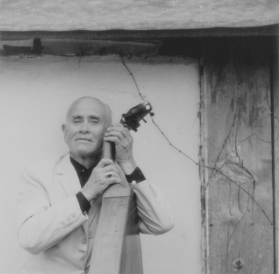 John Jacob Niles posed with dulcimer; Boot Hill Farm; Eugene Meatyard