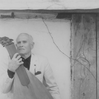 John Jacob Niles posed with dulcimer; Boot Hill Farm; Eugene Meatyard