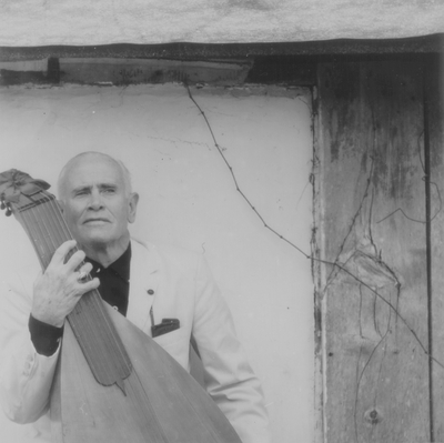 John Jacob Niles posed with dulcimer; Boot Hill Farm; Eugene Meatyard