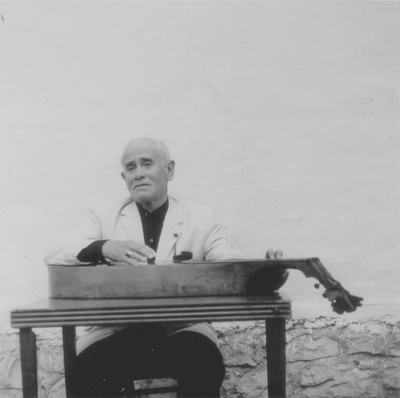 John Jacob Niles posed with dulcimer; Boot Hill Farm; Eugene Meatyard