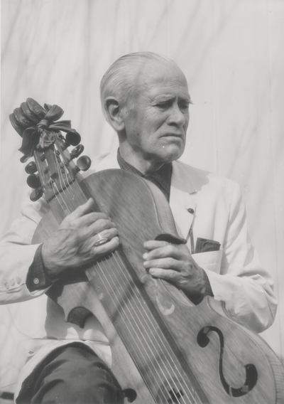 John Jacob Niles posed with dulcimer; Boot Hill Farm; Eugene Meatyard