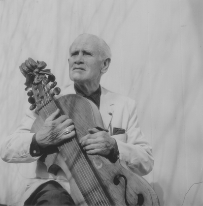 John Jacob Niles posed with dulcimer; Boot Hill Farm; Eugene Meatyard