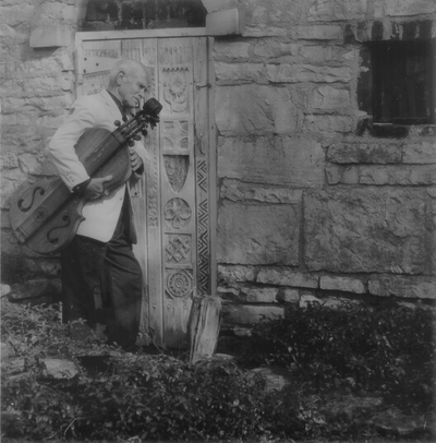 John Jacob Niles posed with dulcimer; Boot Hill Farm; Eugene Meatyard